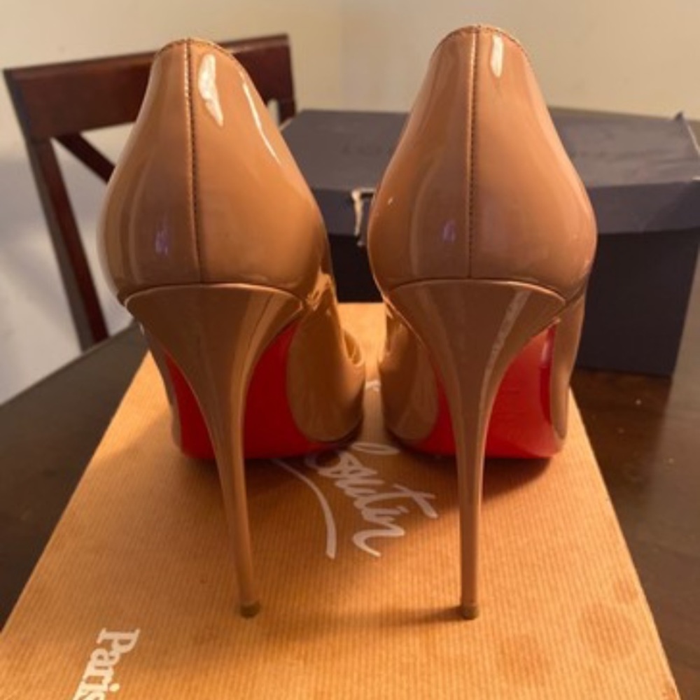 Christian Louboutin Nude Patent Leather Pumps (So Kates) - Picture 4 of 7